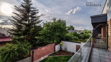 Prodej luxusního bytu s velkou terasou a klimatizací 3+kk v Hradci Králové ulice Rubešova