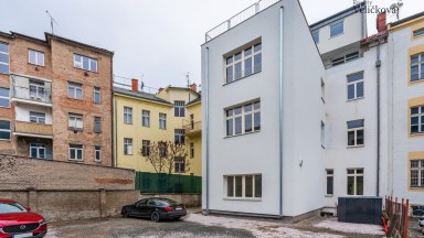 Nabízíme luxusní mezonetový byt 3+kk v centru města Hradce Králové s vlastním park. stáním