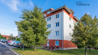Prodej pěkného slunného bytu 2+kk v podkroví novostavby v Opatovicích Nad Labem