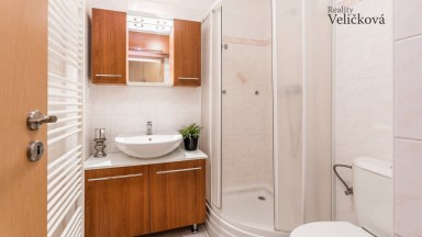 Prodej pěkného slunného bytu 2+kk v podkroví novostavby v Opatovicích Nad Labem