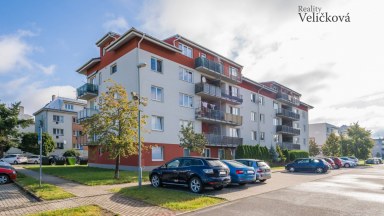 Pronájem pěkného slunného bytu 2+kk v podkroví novostavby v Opatovicích Nad Labem