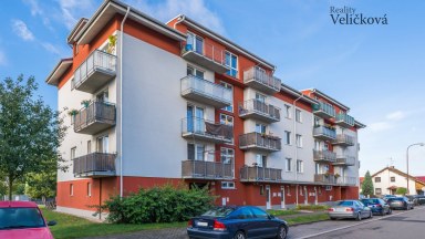 Pronájem pěkného slunného bytu 2+kk v podkroví novostavby v Opatovicích Nad Labem