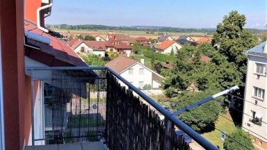 Pronájem pěkného slunného bytu 2+kk v podkroví novostavby v Opatovicích Nad Labem