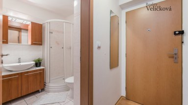 Pronájem pěkného slunného bytu 2+kk v podkroví novostavby v Opatovicích Nad Labem