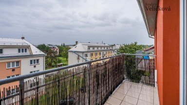 Pronájem pěkného slunného bytu 2+kk v podkroví novostavby v Opatovicích Nad Labem