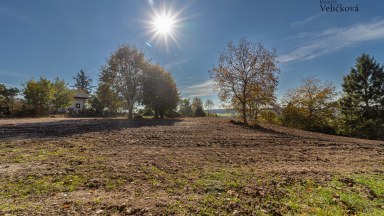 Prodej úchvatného pozemku určeného k výstavbě RD na Novém Hradci Králové, ulice Zámeček