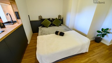 Pronájem luxusního bytu 1+kk se zasklenou lodžií v Hradci Králové - Moravské Předměstí