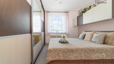 Prodej slunného bytu 3+1, 76m², s balkonem a nádherným výhledem – Náchod (Staré Město nad Metují)