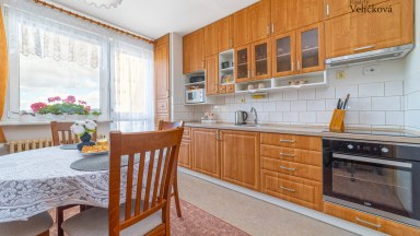Prodej slunného bytu 3+1, 76m², s balkonem a nádherným výhledem – Náchod (Staré Město nad Metují)
