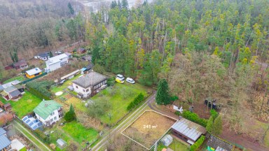 Prodej nádherného pozemku určeného k výstavbě rekreačního objektu v Hradci Králové - Roudničce