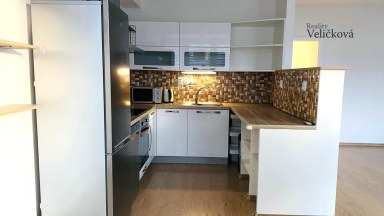 Pronájem útulného bytu 2+kk s balkonem a parkovacím stáním – Svobodné Dvory, Hradec Králové