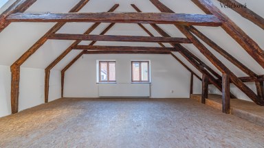 Prodej exkluzivního atypického mezonetu o výměře 170 m² v historickém srdci Prahy – ulice Dlouhá