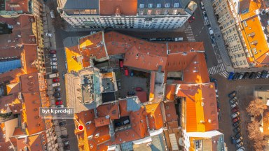 Prodej exkluzivního atypického mezonetu o výměře 170 m² v historickém srdci Prahy – ulice Dlouhá