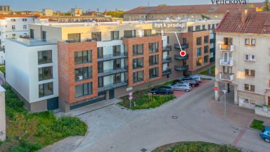 Prodej moderního právě zkolaudovaného bytu 1+kk s balkonem a garážovým stáním v Hradci Králové 