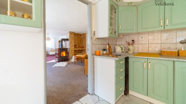 Prodej útulného rodinného domu s okrasnou zahradou a stavební parcelou 