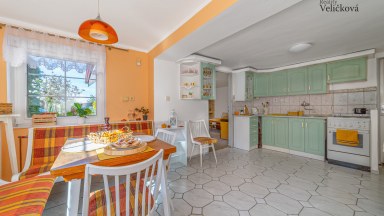 Prodej útulného rodinného domu s okrasnou zahradou a stavební parcelou 