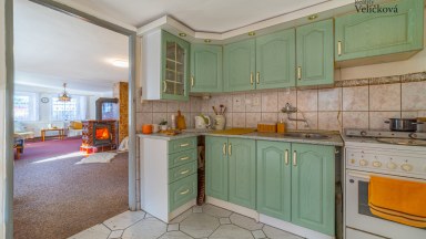 Prodej útulného rodinného domu s okrasnou zahradou a stavební parcelou 