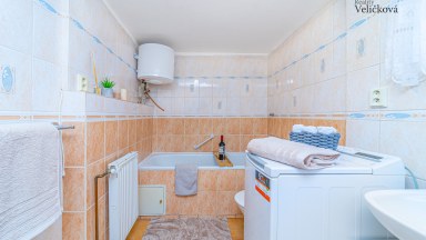 Prodej útulného rodinného domu s okrasnou zahradou a stavební parcelou 