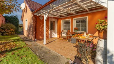 Prodej útulného rodinného domu s okrasnou zahradou a stavební parcelou 