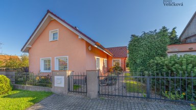 Prodej útulného rodinného domu s okrasnou zahradou a stavební parcelou 