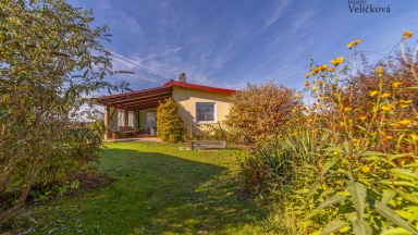 Prodej útulného rodinného domu s okrasnou zahradou a stavební parcelou 