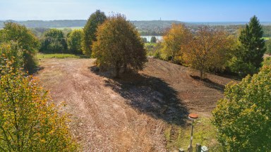 Prodej úchvatného pozemku určeného k výstavbě luxusní vily na Novém Hradci Králové, ulice Zámeček