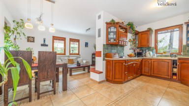 Nádherná novostavba rodinného domu 3+kk s možností přístavby až 2 pokojů, přímo u lesa ve Svinarech