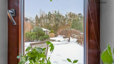 Nádherná novostavba rodinného domu 3+kk s možností přístavby až 2 pokojů, přímo u lesa ve Svinarech