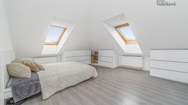 Prodej  podkrovního bytu 3+kk s parkovacím stání v Milovicích (okr. Nymburk)