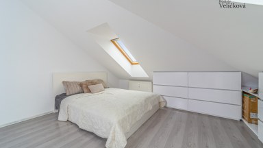 Prodej  podkrovního bytu 3+kk s parkovacím stání v Milovicích (okr. Nymburk)