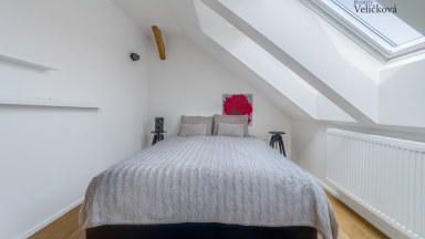 Pronájem stylového podkrovního bytu 2+kk s terasou v centru Hradce Králové - ulice Klumparova