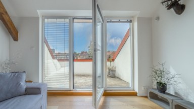 Pronájem stylového podkrovního bytu 2+kk s terasou v centru Hradce Králové - ulice Klumparova