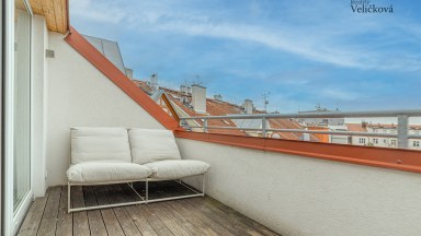 Pronájem stylového podkrovního bytu 2+kk s terasou v centru Hradce Králové - ulice Klumparova