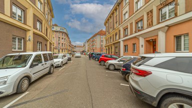 Pronájem stylového podkrovního bytu 2+kk s terasou v centru Hradce Králové - ulice Klumparova