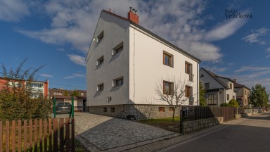 Rodinný dům po rekonstrukci se 2 bytovými jednotkami a fotovoltaikou – Žďár nad Sázavou