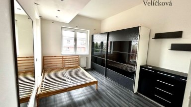 Pronájem bytu 2+kk s prostornou terasou, parkovacím stáním a klimatizací – Hradec Králové, Zborovská