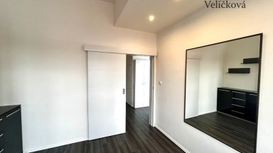 Pronájem bytu 2+kk s prostornou terasou, parkovacím stáním a klimatizací – Hradec Králové, Zborovská