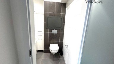 Pronájem bytu 2+kk s prostornou terasou, parkovacím stáním a klimatizací – Hradec Králové, Zborovská