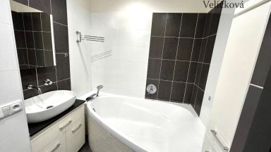 Pronájem bytu 2+kk s prostornou terasou, parkovacím stáním a klimatizací – Hradec Králové, Zborovská