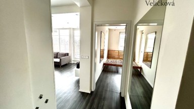 Pronájem bytu 2+kk s prostornou terasou, parkovacím stáním a klimatizací – Hradec Králové, Zborovská