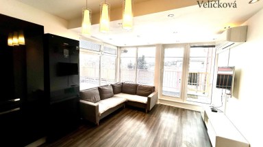 Pronájem bytu 2+kk s prostornou terasou, parkovacím stáním a klimatizací – Hradec Králové, Zborovská