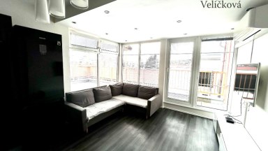 Pronájem bytu 2+kk s prostornou terasou, parkovacím stáním a klimatizací – Hradec Králové, Zborovská