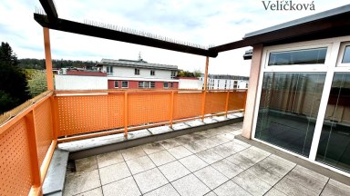 Pronájem bytu 2+kk s prostornou terasou, parkovacím stáním a klimatizací – Hradec Králové, Zborovská