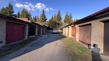 Prodej zděné garáže 16 m² s elektřinou a vlastním pozemkem, Úpice – ul. Palackého U benzinové pumpy