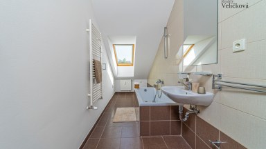 Prodej novostavby podkrovního bytu 3+kk s parkovacím stání v Milovicích (okr. Nymburk)