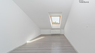 Prodej novostavby podkrovního bytu 3+kk s parkovacím stání v Milovicích (okr. Nymburk)