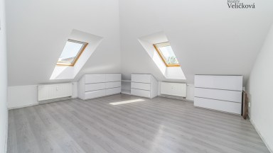 Prodej novostavby podkrovního bytu 3+kk s parkovacím stání v Milovicích (okr. Nymburk)